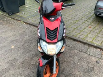kymco agility (50, sportliche variante). +2 helme