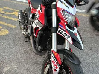 ducati hyperstrada 821 rosso