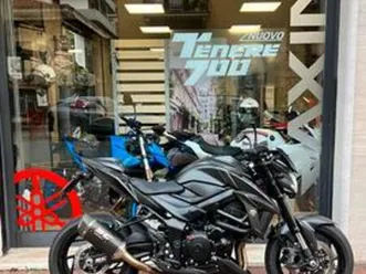 suzuki gsx 750 s con sc project, molto ben accesso