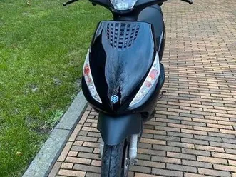 ② classe a piaggio zip noire