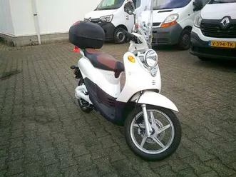 bromscooter deze bromscooter verkeerd in nieuwstaa