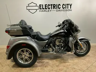 2016 harley-davidson® tri glide® ultra two-tone billet silver/vivid black flhtcutg