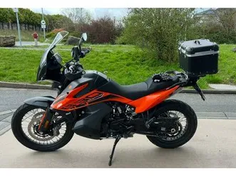 ktm adventure 890 motorrad mit topcase und windschild