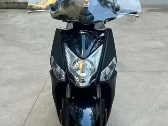 kymco agility 125 parabrezza nuovo, bauletto, tucano + 2 caschi