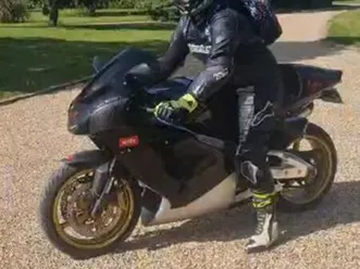 aprilia rsv 1000