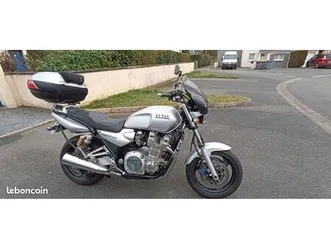 yamaha xjr 1300 cm3.■controle technique vierge■très bien entretenue, état très bon.■année 2002.■couleur gris.■top caisse givi, peut se retirer facilement