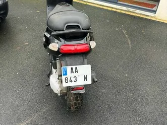 à vendre scooter de première main très peu servi et toujours enfermé dans un garage entretient à jour et contrôle effectué disponible