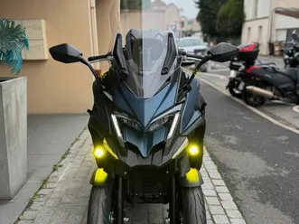 scooter kymco cv3 550 accessoirisée avec top case, dosseret, feux additionnels et tablier tucano