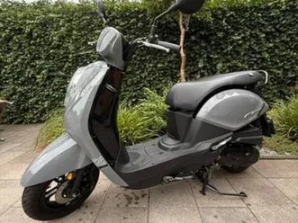 sym mio 50i e5 brom scooter bj 2022 zgan 6785 km — scooters | sym — marktplaats