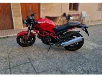 ducati monster 695 .