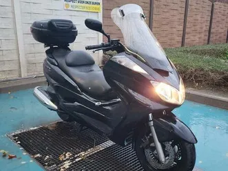 ② motorscooter yamaha 400 cc