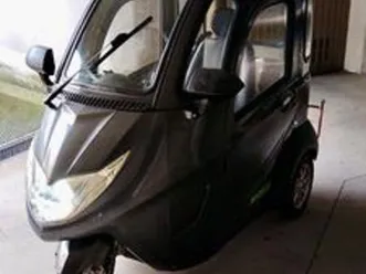 scooter elettrico cabinato a tre ruote
