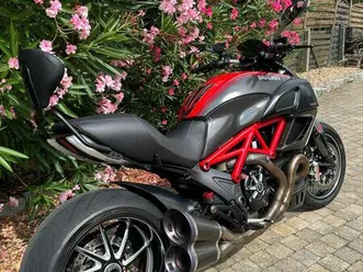 diavel red carbon