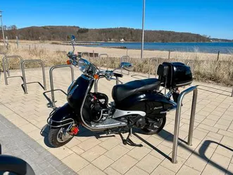 schwarzer retro-roller 125 cc mit topcase