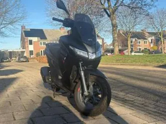 aprillia sxr 50 - 1 jaar oud, weinig km! — scooters | aprilia — marktplaats