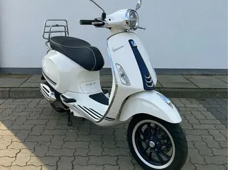 vespa primavera 50 yacht club