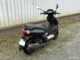 vends scooter peugeot kisbee noir année 2025 / 6932 km