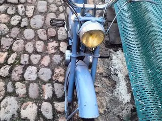 mobylette bleue démarre et roule