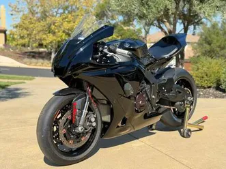 2020 yamaha r1 race bike and gear