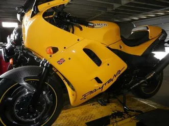 ② motos triumph 900