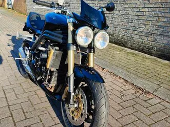 ② triumph speed triple 1050 cc