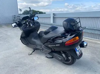 suzuki burgman 650 roller mit topcase und windschild