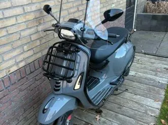 nardo grey vespa sprint 2023 december zo goed als nieuw — scooters | vespa — marktplaats