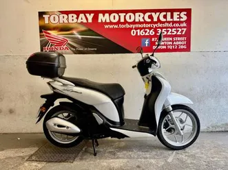 hond sh125 mode 2017 67 reg white with top box just 8360 miles 2 owners