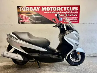 suzuki burgman 125 maxi scooter 2018 68 reg 1 owner from new satin silver