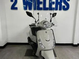 sym fiddle ii 02-2023 off white custom in nieuwstaat — scooters | sym — marktplaats