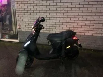 kerstkraker:piaggio zip sp 45 4-t black zwart bj2019 6000k — scooters | piaggio — marktplaats