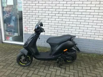 kerstkrakers:piaggio zip sp 45 4-t mat zw bj2019 6.000km — scooters | piaggio — marktplaats
