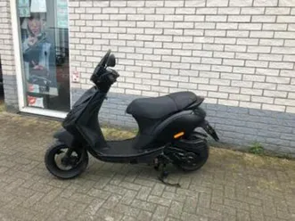 kerstkrakers:piaggio zip sp 45km 4-t mat zwart bj2018 9000k — scooters | piaggio — marktplaats