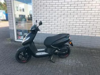 kerstkraker:peugeot kisbee 45km black edition 2021 6000km — scooters | peugeot — marktplaats