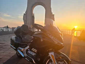 goldwing tour dct 2022goldwing tour dgoldwing tour dct 2022■sors de revision ■pneu neuf ■carplay, bluetooth, selle chauffante av/ar, poignées chauffantes,bulle 