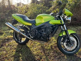 triumph-speed-four-naket-bike