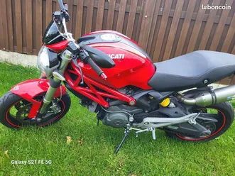 moto ducati monster 696