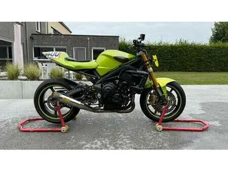 ② triumph street triple 675 ( circuit + straat )