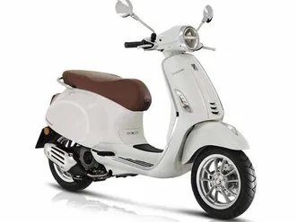 vespa primavera 50 e5 bianco 2024 weiß mit helm und topcase