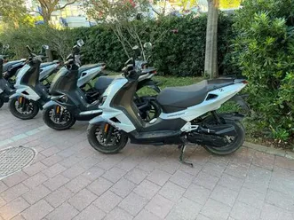 peugeot speedfight4 7komada( prodajem uhodan rent a scooter posao), 2022 god.