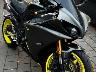 ② yamaha r1 crossplane big bang