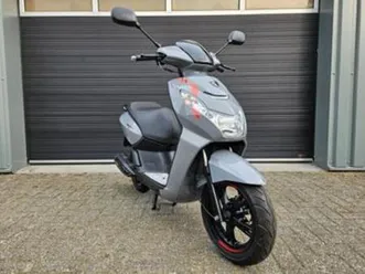 peugeot kisbee rs 4t e4 brom bj 05-2021 nardo grey 11500km — scooters | peugeot — marktplaats