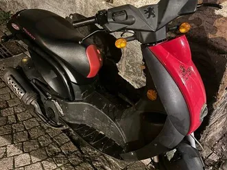 à vendre scooter ludix snake rien à prévoir anner 2004 je m’en sert plus les papier son sur l’ancien propriétaire mais faisable