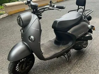 ? scooter rétro jm motors mia 50 — il n’a pas roulé, mais il a gardé du style