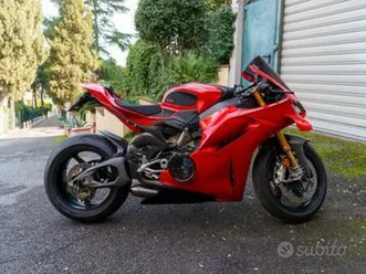 ducati panigale v4 s 2025 con scarico akrapovic