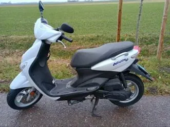 yamaha neos 4t met helm — scooters | yamaha — marktplaats
