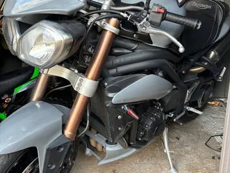 moto triumph speed triple abs