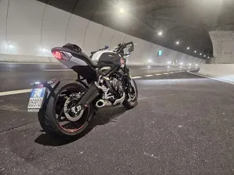 triumph trident 660 tribute del 2024 bianco