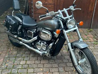 schwarzes cruiser motorrad mit chromdetails