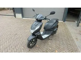 peugeot kisbee black edition 2024 nu €1500 staat in de weg — scooters | peugeot — marktplaats